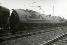 807690 Afbeelding van één van de ontspoorde rijtuigen van trein 1107, grotendeels bestaande electrische rijtuigen mat. ...